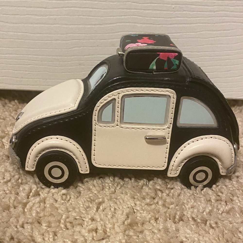 Kate Spade Black and White Car/VW coin purse, new without tags.
Very rare!